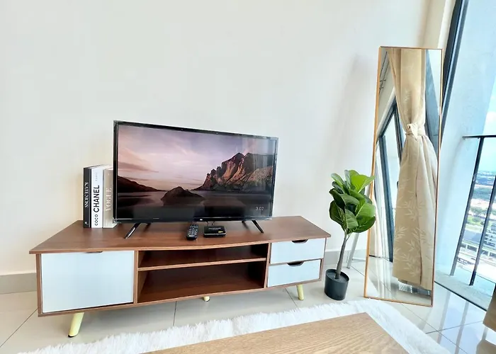 A 1-4 Pax Cozy Studio Tv Box Pool 100Mps Wifi 3 Bed Trefoil Setia Alam