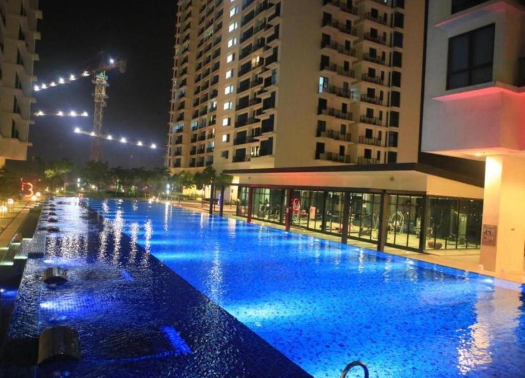 A 1-4 Pax Cozy Tv Box Pool 100mps Wifi 3 Bed Trefoil * Setia Alam