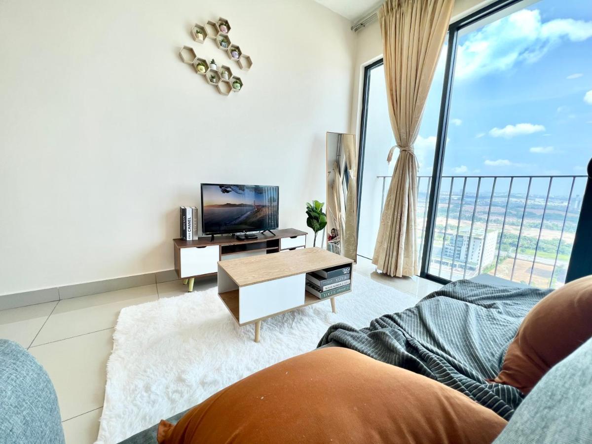 A 1-4 Pax Cozy Tv Box Pool 100mps Wifi 3 Bed Trefoil * Setia Alam